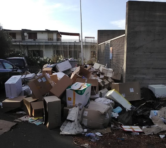 Catania, discarica vicina ad ambulatori dove si vaccinano i bimbi