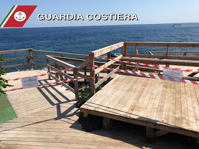 Solarium abusivo a Capomulini: Guardia Costiera appone i sigilli