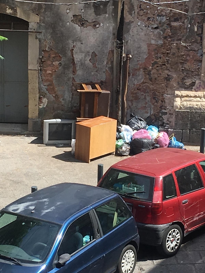 Catania, in piazza Sciuti discarica perenne nonostante la riqualificazione