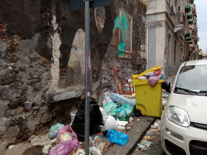 Catania, via Grotte Bianche angolo via Sisto: gli abitanti sono stanchi di vivere in una discarica