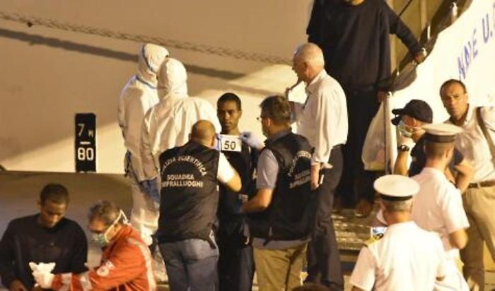 Rischio contagio tubercolosi su Diciotti "Poliziotti si sono pagati accertamenti"