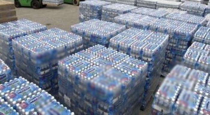 Bottiglie d'acqua destinate a fedeli Papa sequestrate da Nas a Palermo