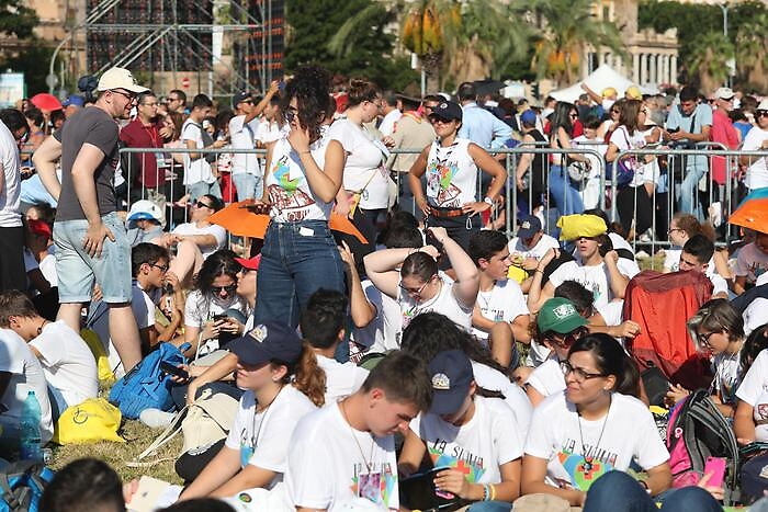 Palermo, Foro Italico accoglie FrancescoI giovani: &laquo;Parla come uno di noi&raquo;