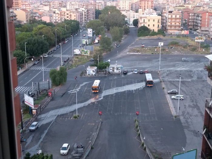 Catania: piazzale Sanzio "Autolavaggio" per gli autocompattatori
