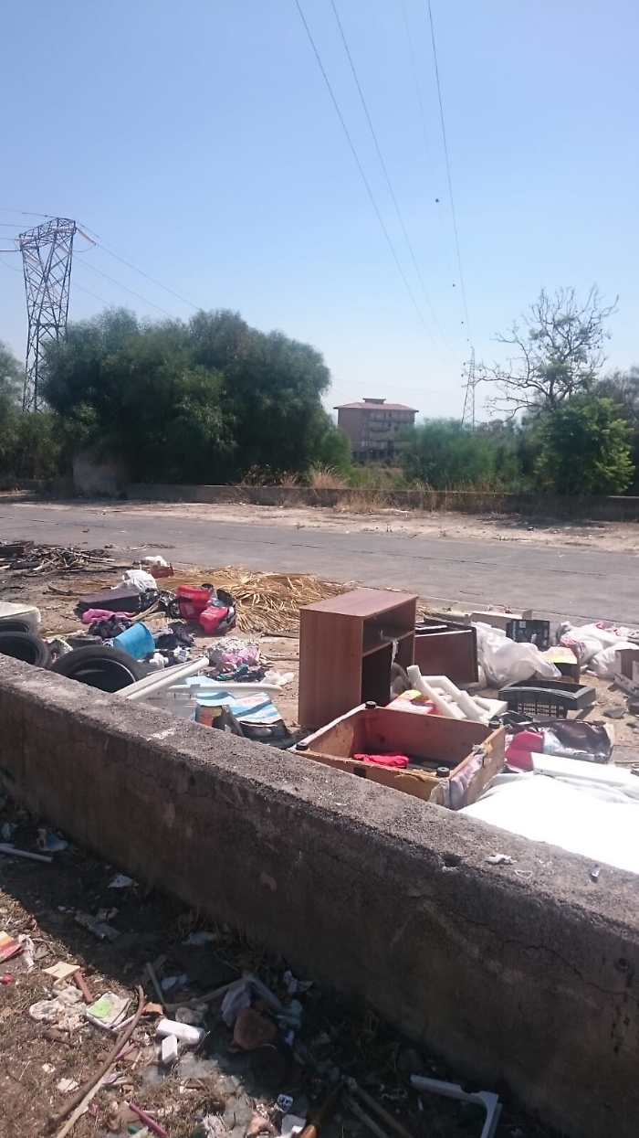 Catania,  San Giorgio: parcheggio Asl  zeppo d'immondizia. 
