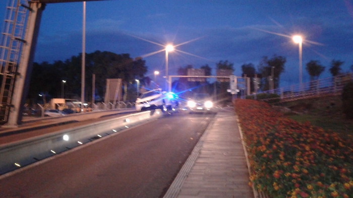 Catania, auto "a cavalcioni" su spartitraffico