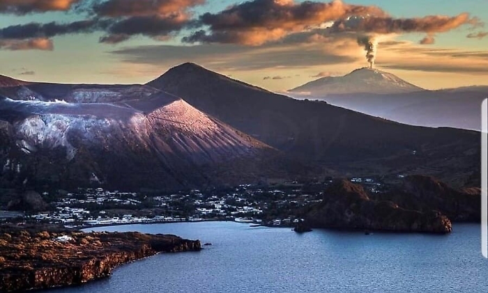 L'Etna ritratto da Lipari e il racconto dell'amore tra i due vulcani