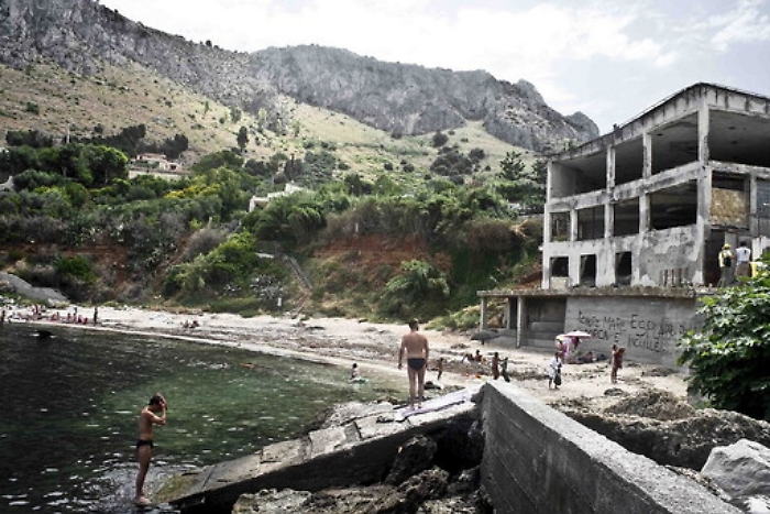 Sabato mobilitazione per l'abbattimento dell'ecomostro sulla spiaggia del Sarello