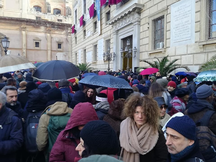Sale la tensione sul decreto Salvini, a Palermo sit-in per il sindaco Orlando