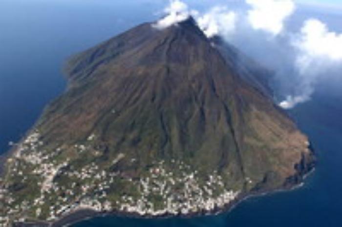 Eruzione, a Stromboli &egrave; "preallarme"attivit&agrave; del cratere di "alto livello"