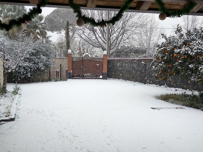 Brrr che freddo! Sicilia ammantata di bianco Neve e gelo isolano anche le Eolie