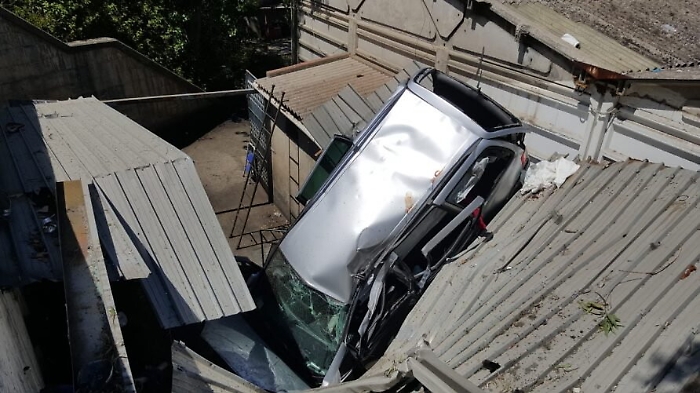 Sfonda guard rail sulla A20 e piomba con l'auto dentro un'officina: sfiorata strage