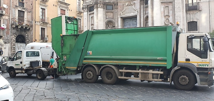 Catania: Piazza San Placido, pieno centro storico, la storia si ripete