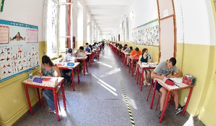 Figlia sospesa, la mamma va nella scuola e aggredisce una docente