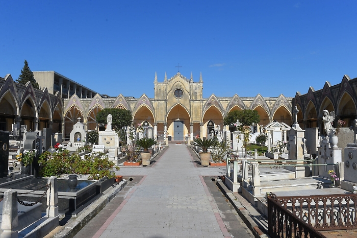 Raid al cimitero di Aci Catena, razzia di vasi portafiori in metallo