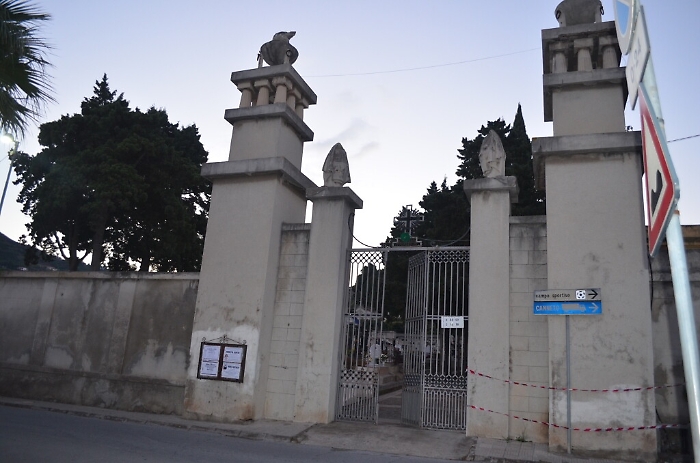 Lipari, i carabinieri fermano una caccia al tesoro dentro il cimitero