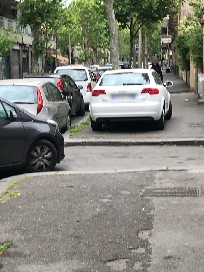 Catania: Via Lago di Nicito. Segnali di incivilt&agrave; dilagante