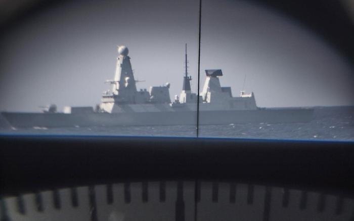 Pescherecci siciliani assediati dai libiciLa Marina li libera e il Governo litiga