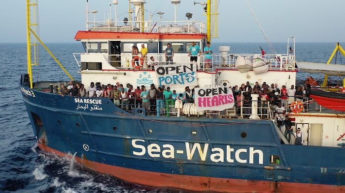 La Sea Watch 3 chiede aiuto a Strasburgo: &laquo;Fateci sbarcare&raquo;. L'Italia deve rispondere