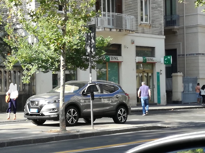 Catania, Corso Italia: parcheggia sul marciapiede ostruendo la scivola per disabili