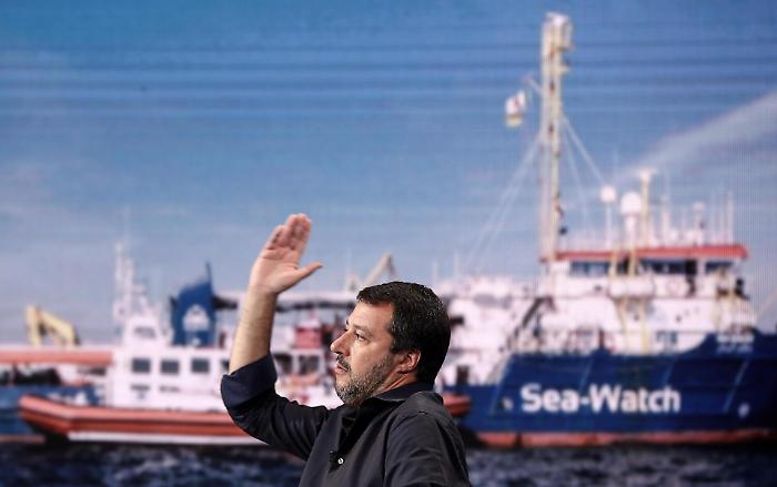 Sea watch, altra notte in mare per i migranti ma a Lampedusa arriva un nuovo barchino
