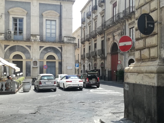 Catania: parcheggio selvaggio a pochi metri dalla questura 