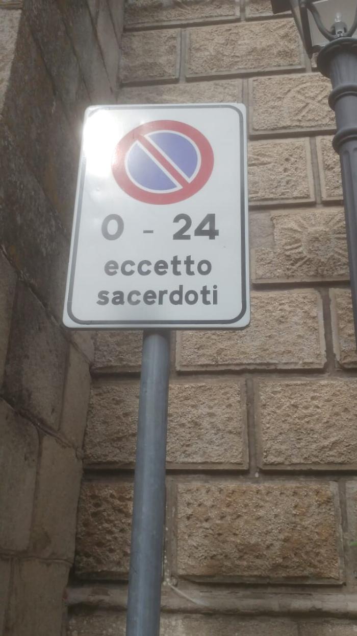 Messina, Motta Camastra, Chiesa Madre: un cartello inusuale!