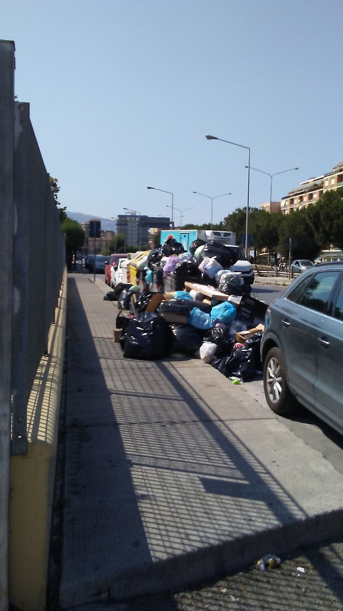 Palermo: cumulo di spazzatura .