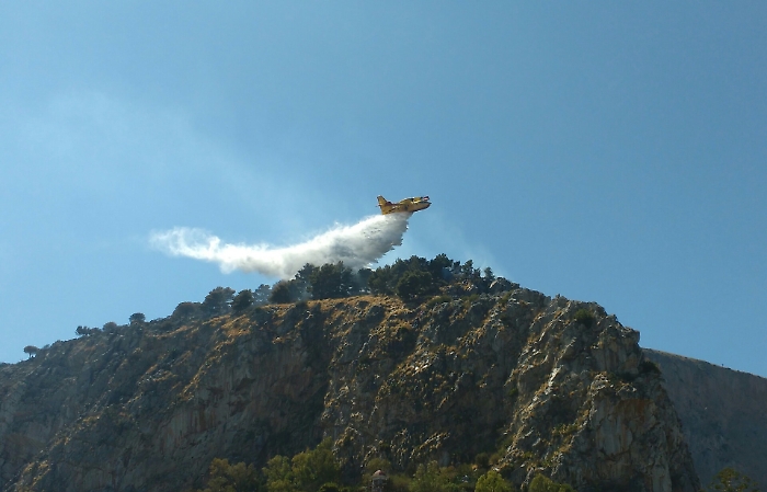 Palermo, ancora fiamme nella riserva di Capo Gallo