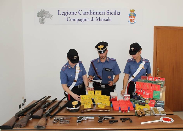 Marsala, in casa fucili e scheletri di pistola: arrestato ex armiere