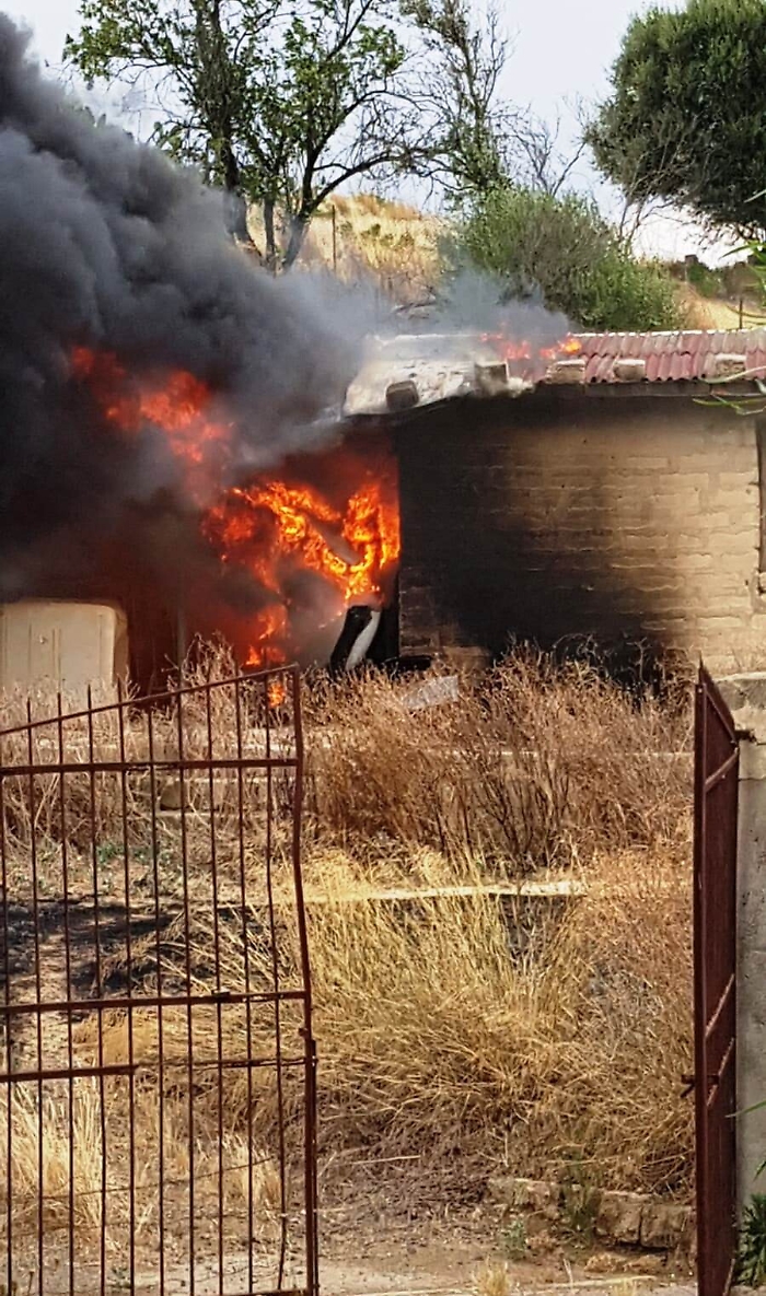 Palagonia, d&agrave; fuoco a sterpaglie vicino a bombola a gas: arrestato