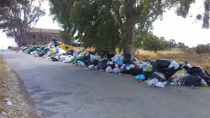 Zingarello, benvenuti nella frazione sommersa dai rifiuti