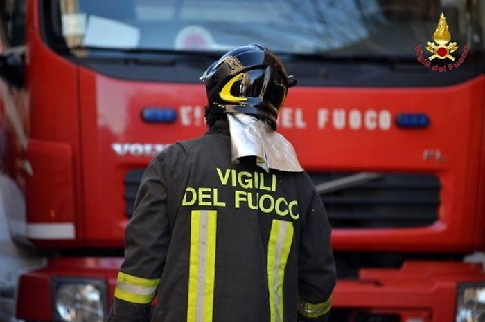 Autobus in fiamme sulla Statale 417 a Mineo: conducente in ospedale