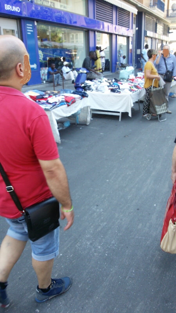 Catania: in via L. Rizzo, bancarelle sugli stalli delle moto 