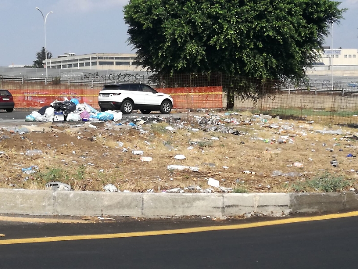 Catania: aiuola adibita a discarica.