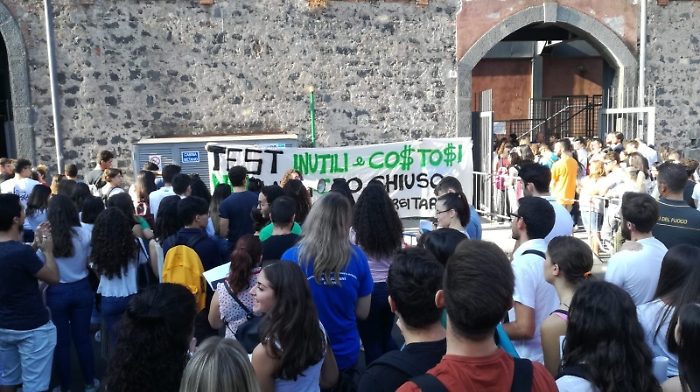Catania, la protesta degli studenti&laquo;Stop facolt&agrave; a numero chiuso&raquo;