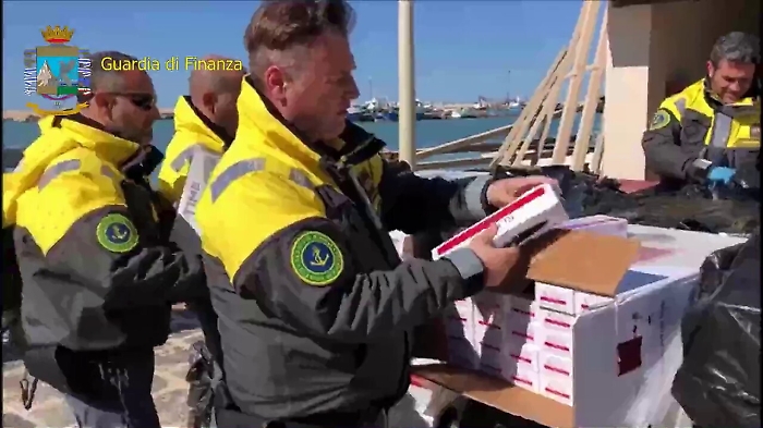 Fiumi di sigarette di contrabbando nel Canale di Sicilia, arrestati e sequestri