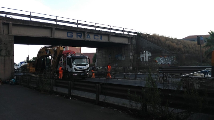 Camion si incastra sotto il ponte: chiusa la Statale 121, al via la demolizione
