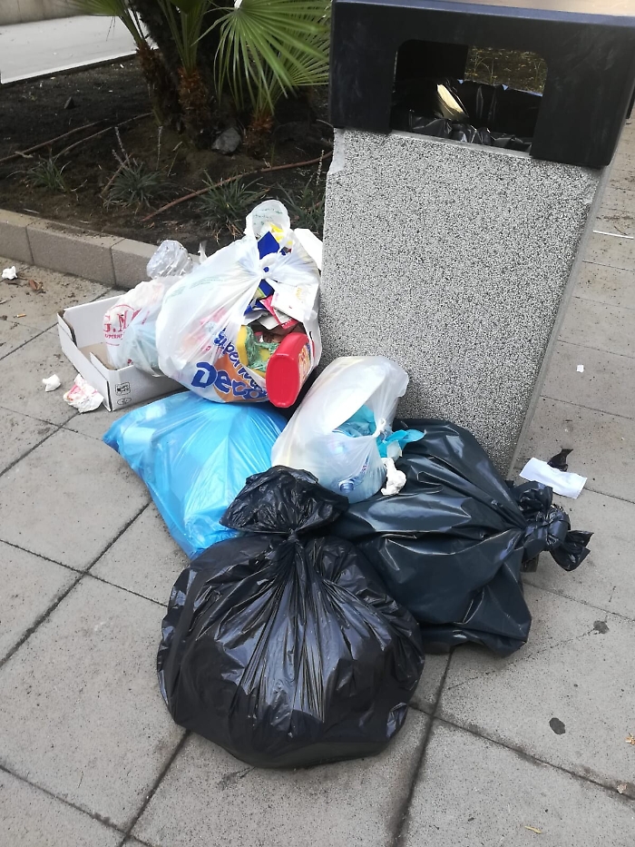 Catania: piazza  riaperta e gi&agrave; nel degrado.