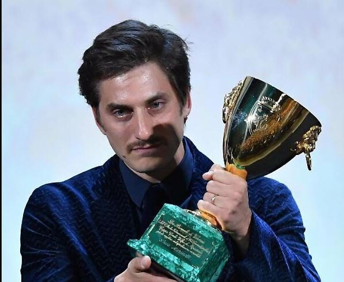 Festival di Venezia, Luca Marinelli: &laquo;Dedico questo premio a chi salva le vite in mare&raquo;