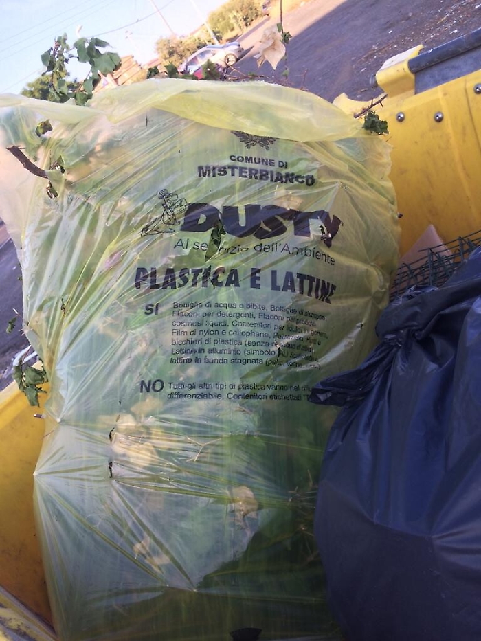 Viale Benedetto Croce, Catania: sacchetti immondizia di Misterbianco