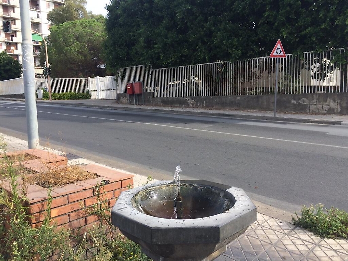 Catania: rubinetto della fontanella di fronte la IV Municipalit&agrave; rotto da anni
