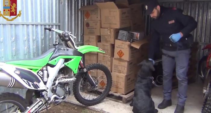 Siracusa, cane poliziotto fiuta 300 chili di botti illegali