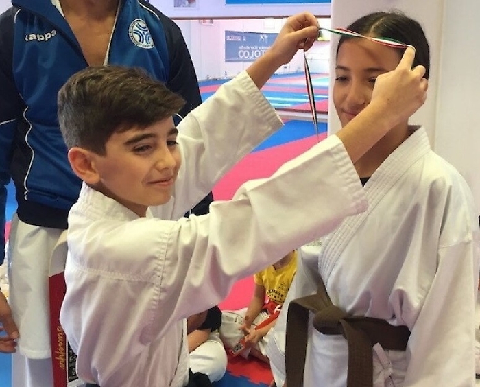 Vince la medaglia d'oro per un errore e la consegna alla seconda classificata