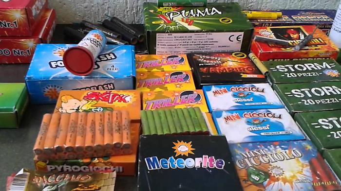 Mini ciccioli, stelline, petardi, fontane, comincia la corsa ai "botti" di Capodanno