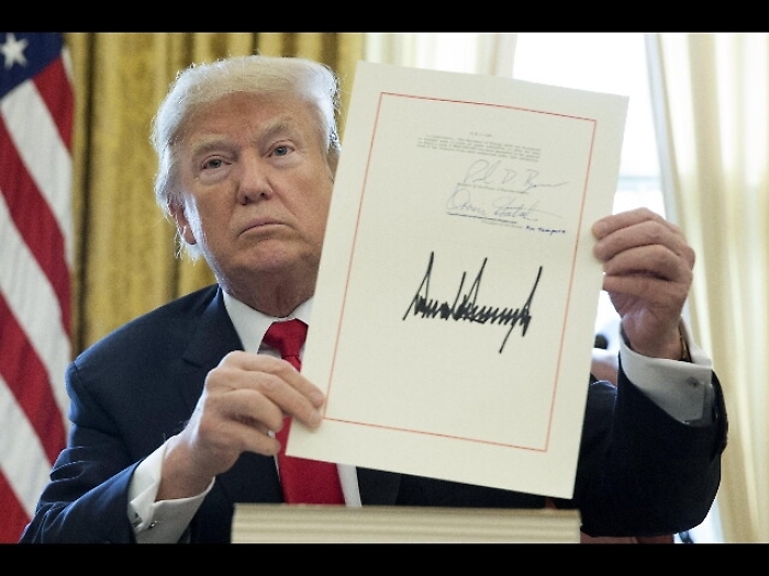 Trump firma, taglio tasse &egrave; legge