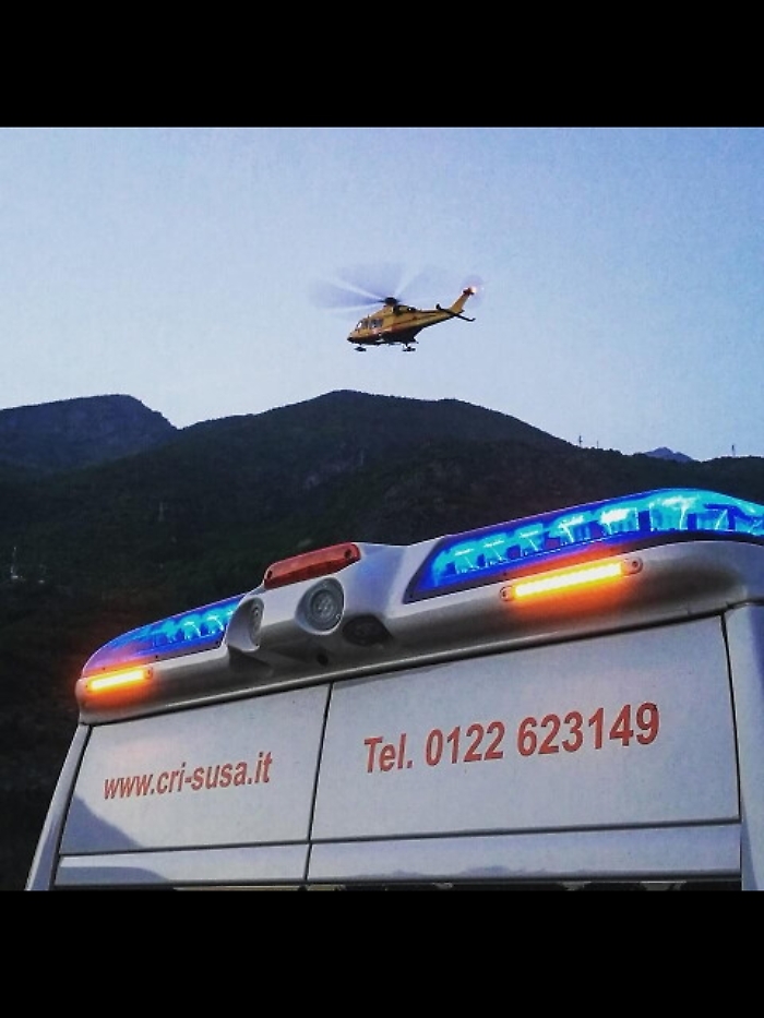 Bimbo 2 anni cade da balcone