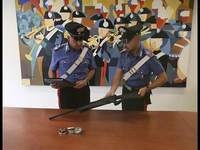 Sparano piombini da auto, ferito indiano