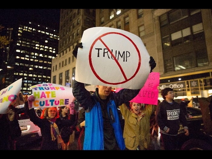 Trump: 'Chi manifesta non tema, stop ad attacchi razzisti'