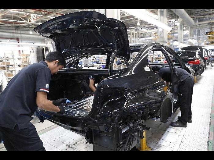 Trump vuole tariffa 20% su import auto